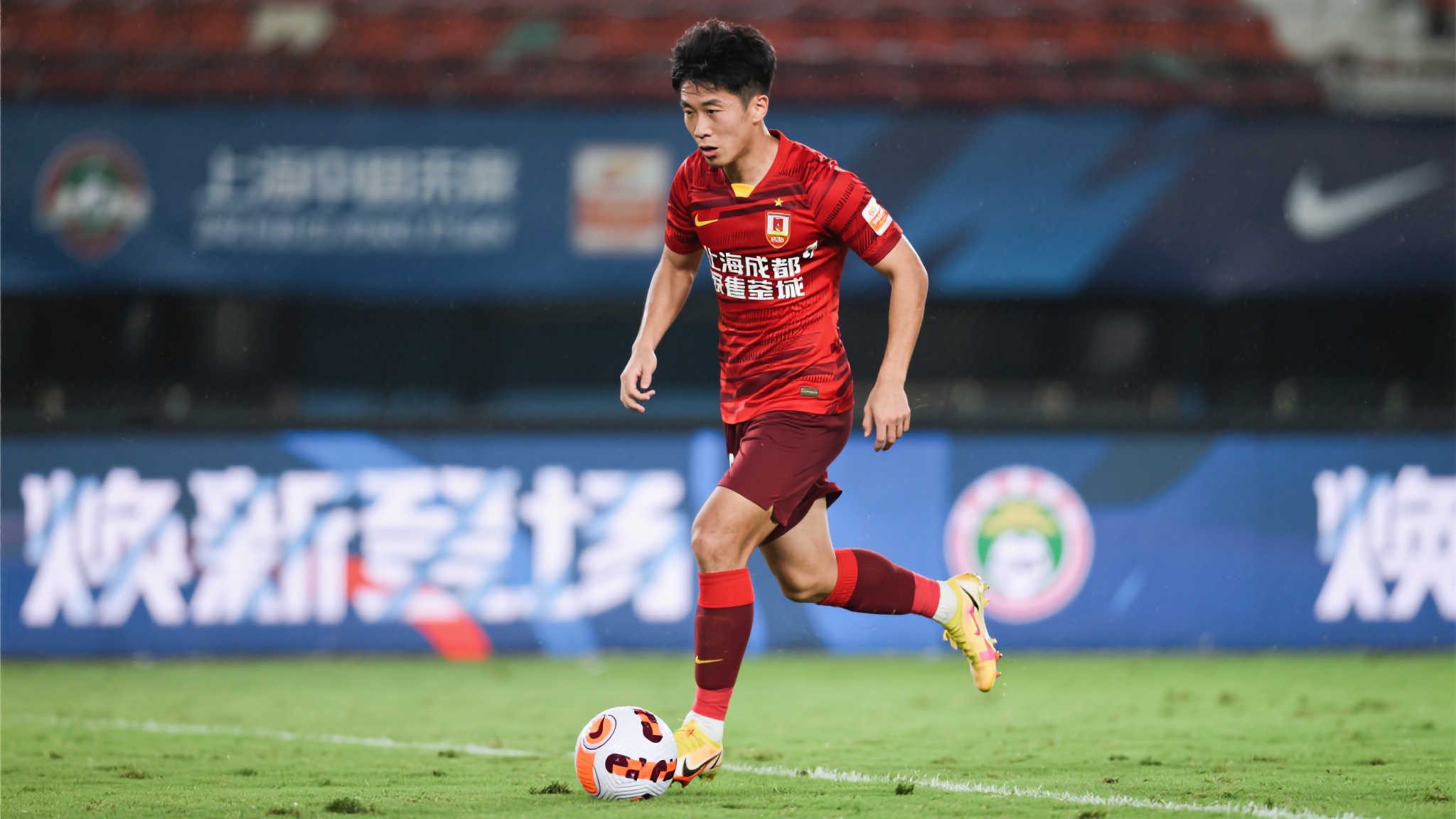 海港前球员在成都蓉城表现不佳,赛季仅4次出场,因低价引援效果不佳被批评为最差签约 海港前球员在成都蓉城表现不佳,赛季仅4次出场,因低价引援效果不佳被批评为最差签约